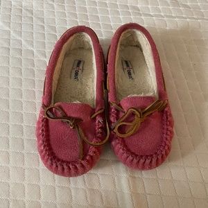 Minnetonka Youth Size 1 Pink Slip On Moccasin Slippers